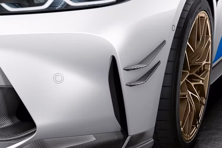 Tại vị trí đuôi xe, BMW cung cấp cho khách hàng 2 tùy chọn cánh gió cỡ nhỏ hoặc cánh gió kích thước lớn nằm tăng lực ép xuống mặt đường khi di chuyển ở tốc độ cao.