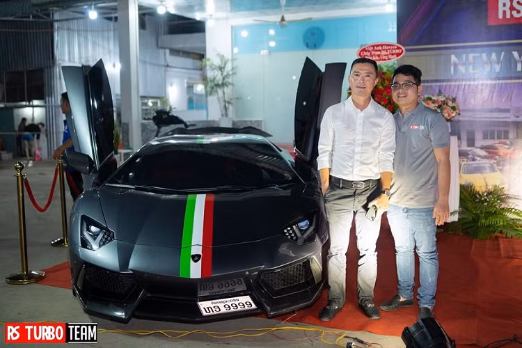 Ngoài ra thì chủ nhân của xe còn cho dán thêm 3 sọc màu xanh lá cây, trắng và đỏ tượng trưng cho Quốc kỳ nước Ý, cũng là quê hương của hãng siêu xe Lamborghini.