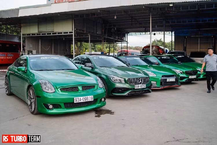 Vào ngày 8/1 vừa qua, một buổi tiệc tất niên của nhóm RS Turbo ở tỉnh Bình Phước đã quy tụ khoảng hơn 18 chiếc siêu xe hàng khủng, xe siêu sang và cả xe thể thao góp mặt. Trong ảnh là đội hình những chiếc xe được đổi màu sơn sang xanh lá cây rất nổi bật đậu chung với nhau. Chính giữa là siêu xe đường phố Nissan GT-R.