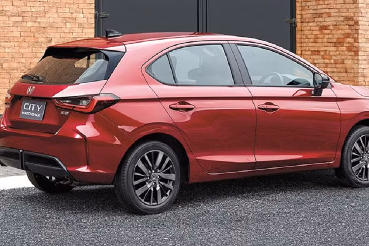 Điểm khác biệt lớn nhất của Honda City Hatchback hoàn toàn mới so với phiên bản sedan đương nhiên là nằm ở phần đuôi xe. Tại đây, chúng ta sẽ thấy cột C thẳng đứng hơn, nóc xe dài hơn để nối với cánh gió mui và cửa cốp với kính sau khá dốc.