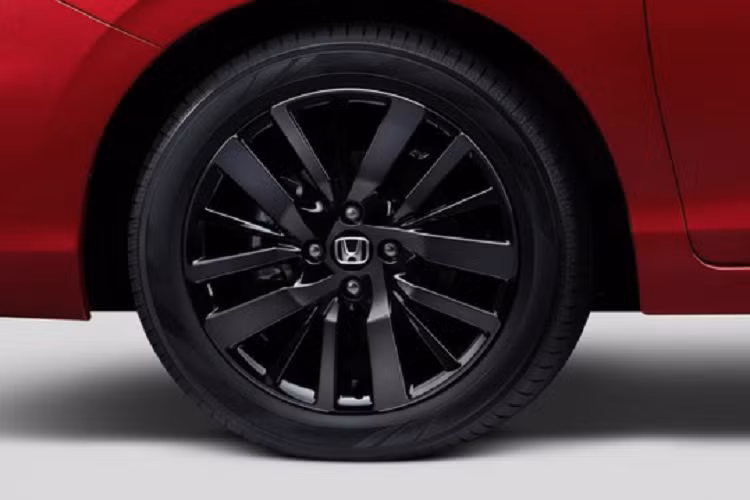 Thêm vào đó là bộ vành 16 inch riêng, nội thất bọc da lộn/nỉ/da, lẫy gẩy số sau vô lăng, hệ thống kiểm soát hành trình, đèn nền màu đỏ cho màn hình đa thông tin trong bảng đồng hồ, 2 ổ điện cho hành khách ở hàng ghế sau, bệ tì tay ở ghế sau, 8 loa và 6 túi khí.