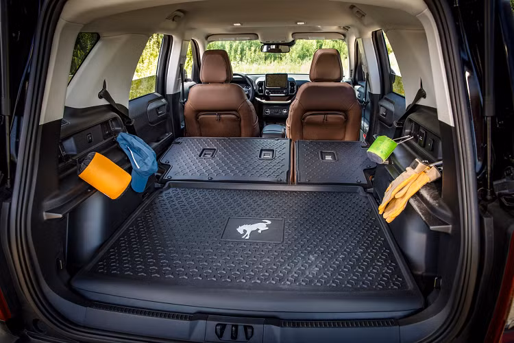Badlands là phiên bản tập trung vào các tính năng off-road dựa trên phiên bản Big Bend. Trong khi đó, bản First Edition được phát triển dựa trên bản Badlands với số lượng sản xuất giới hạn 2.000 chiếc. Phiên bản đặc biệt được trang bị các điểm nhấn trang trí tông màu tối, mâm xe 17 inch bọc trong lốp địa hình, ghế ngồi bọc da Navy Pier, vô lăng bọc da có sưởi, cửa sổ trời chỉnh điện và dàn âm thanh B&amp;O 10 loa.