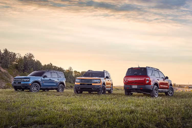 Về thiết kế ngoại thất, có thể thấy Ford Bronco Sport 2021 mới sở hữu phong cách thiết kế đậm chất thể thao với ngoại thất hai tông màu. Phần đầu xe nổi bật với lưới tản nhiệt hình chữ nhật được đặt cạnh cụm đèn pha hình tròn. Đặc biệt, Ford Bronco Sport có phần nhô ra ngắn hơn để tối đa hóa khả năng off-road.