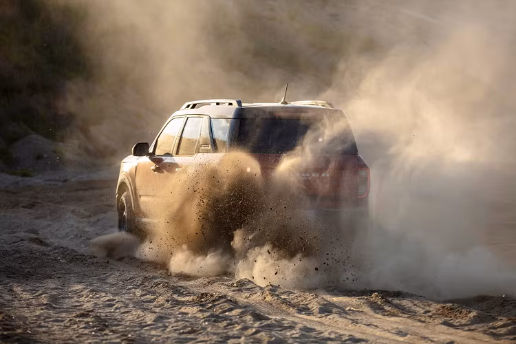 Nhằm mang đến cho người dùng những trải nghiệm off-road ấn tượng nhất, Ford đã trang bị cho Bronco Sport hệ thống quản lý địa hình với tối đa 7 chế độ GOAT (chữ viết tắt của Goes Over Any Terrain) bao gồm Normal, Eco, Sport, Slippery và Sand. Đối với những người thực sự đam mê off-road có thể lựa chọn bản Bronco Sport Badlands hoặc First Edition. Cả hai đều được trang bị hệ thống dẫn động bốn bánh 4x4 tiên tiến và công nghệ ly hợp kép độc quyền trong phân khúc cùng khóa vi sai.