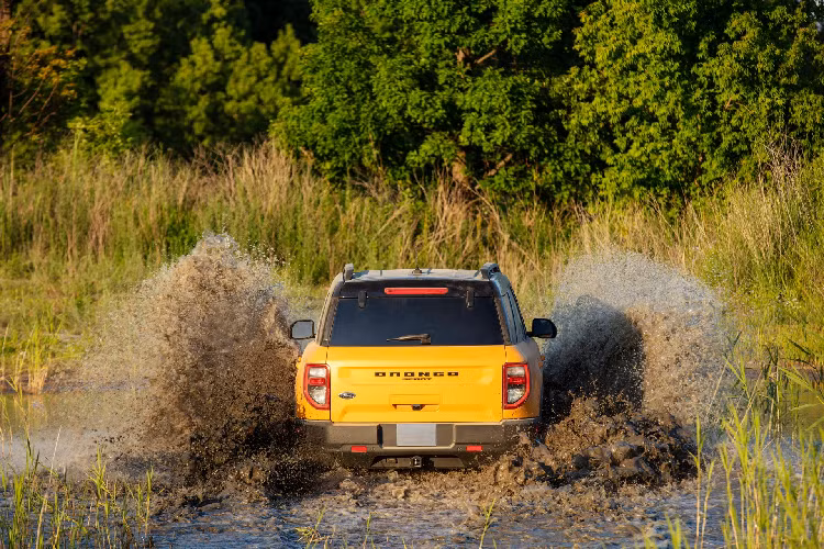 Vòng ra phía sau, xe được trang bị cụm đèn hậu với thiết kế khá táo bạo cùng huy hiệu Bronco Sport nổi bật đặt ở cốp sau. Về kích thước, Bronco Sport có chiều dài tổng thể 4.387 mm, rộng 2.088 mm và chiều cao dao động từ 1.783 đến 1.890 mm, chiều dài cơ sở 2.670 mm. So với mẫu xe Escape, Bronco Sport ngắn hơn 198 mm, hẹp hơn 86 mm và cao hơn 147 mm, trong khi chiều dài cơ sở ngắn hơn 41 mm.