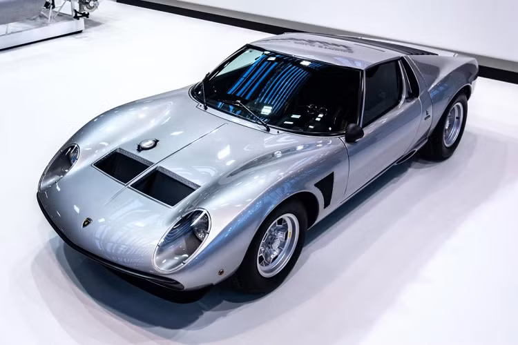 Dựa trên phiên bản gốc, Lamborghini Miura có tổng cộng 7 biến thể cũng như bản nâng cấp, ngoài ra còn có một phiên bản Lamborghini Miura Concept được thiết kế về sau với ý định nhằm “hồi sinh” dòng xe huyền thoại này.