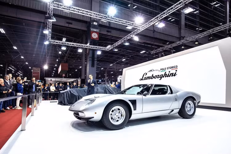 Lamborghini Miura SVJ huyền thoại được lấy cảm hứng từ Miura Jota. Chỉ có bốn chiếc SVJ nguyên bản được chế tạo theo yêu cầu đặc biệt. Tại triển lãm Rétromobile Classic Car Show 2020 diễn ra tại Paris, Pháp, giới mê xe lại có một cơ hội hiếm hoi để có thể được chiêm ngưỡng một chiếc Miura SVJ mang màu xám kim loại độc đáo.
