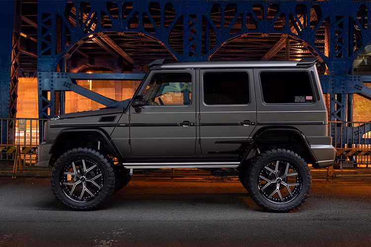 Sự thay đổi rõ nhất đối với G-Class bản độ Wald này là kiểu mâm xe mới với thiết kế chữ Y và bộ mâm này có kích thước lên đến 24 inch. Bộ mâm này có bề rộng đến 10,5 inch và được trang bị kèm lốp địa hình đến từ Toyo.