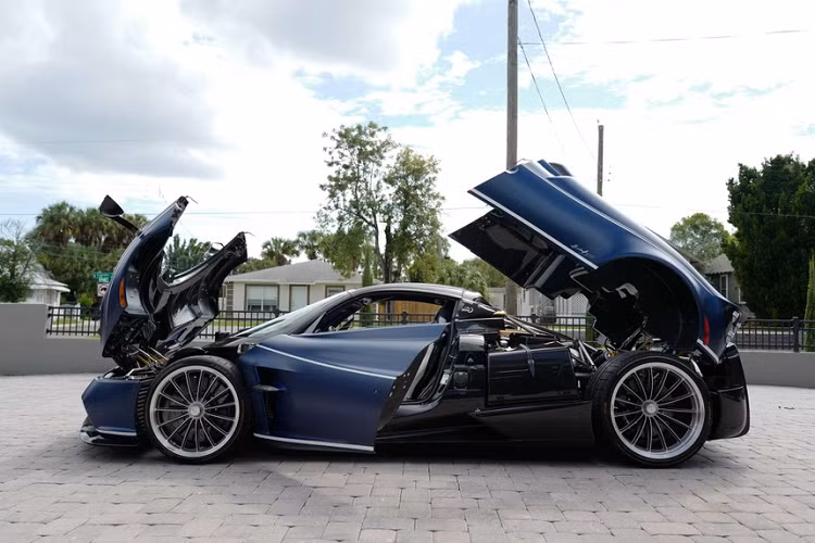 Đi kèm là bộ vali bằng chất liệu da cao cấp và sợi carbon cùng logo Pagani, có màu sắc tương đồng với nội thất xe. Đồng thời, khi mua chiếc xe này, khách hàng cũng sẽ nhận được những phần quà chính hãng kèm theo xe, bao gồm các bức tranh vẽ, nón, logo Roadster kèm chữ ký của Horacio Pagani, mô hình tĩnh với màu sắc giống như chiếc xe thật.