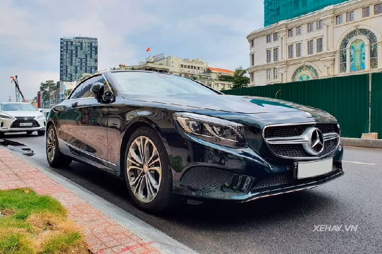 Mẫu xe sang Mercedes-Benz S500 Cabriolet là sự kết hợp từ cảm hứng thiết kế cabriolet kinh điển cùng những công nghệ tiên phong hướng đến tương lai của thương hiệu Mercedes-Benz. Mang ngôn ngữ Sensual Purity đặc trưng với đường cong đặc trưng đổ dốc ra phía sau, khoang hành khách hạ thấp, đường viền thân xe nhô cao và hốc bánh xe dập nổi. Tôn lên vẻ lịch lãm của ngoại thất là mui xếp bằng vải mềm thượng hạng với màu vàng beige.