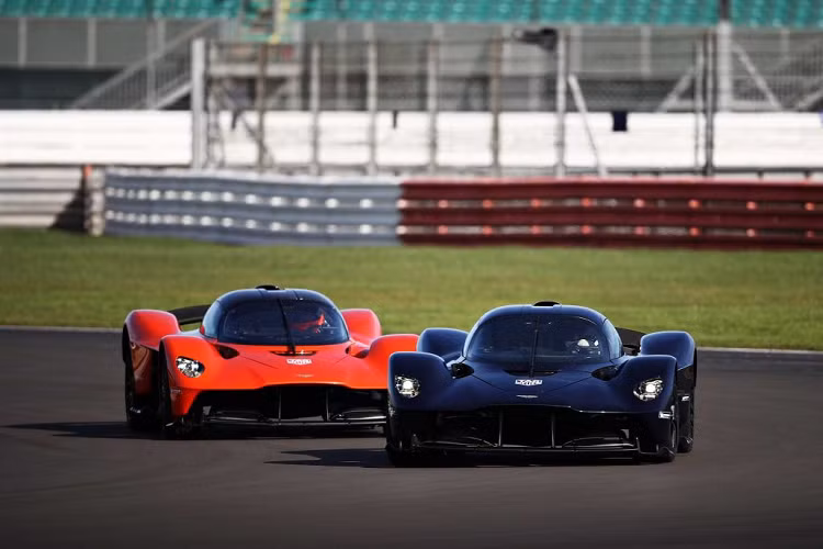 Chiếc siêu xe Aston Martin Valkyrie mà Max và Alex thử nghiệm tại đây là chiếc VP1 từng được Aston Martin ra mắt trên đường đua Silverstone vào GP năm ngoái. Chiếc xe này sẽ được thử nghiệm bên cạnh hai nguyên mẫu khác là VP2 và VP3 (VP- Valkyrie Prototype) để có được nhiều cái nhìn tổng qua hơn cho các kỹ sư, với các chế độ thiết lập xe khác nhau.