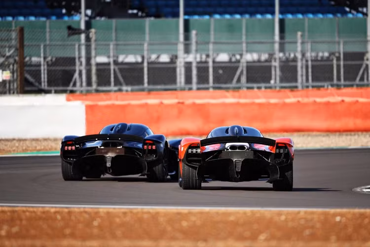 Max Verstappen và Alexander Albon, hai tay đua đang đua cho Red Bull Racing mới đây đã có cơ hội cầm lái Aston Martin Valkyrie lần đầu tiên và sẽ báo cáo nó với Chris Goodwin cùng các kỹ sư của cả Aston Martin và Red Bull Racing. Từ những trải nghiệm này, những kỹ sư của hai bên sẽ có những điều chỉnh, nâng cấp về chiếc xe này để khiến nó trở nên hoàn hảo hơn.