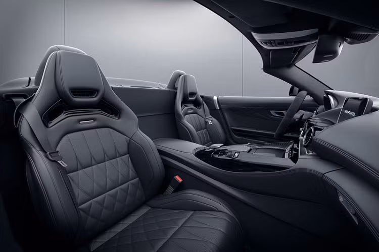 Sức mạnh mới giúp chiếc xe thể thao Đức rút ngắn 0,2 giây khi tăng tốc từ 0 - 100 km/h, chỉ còn 3,7 giây, tốc độ tối đa thì được tăng lên 312 km/h với bản Coupe và 311 km/h với bản Roadster.