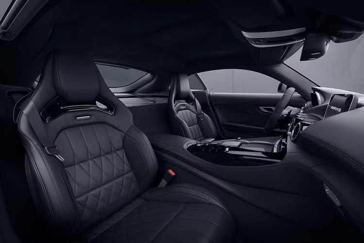 Chưa hết, Mercedes-AMG GT Stealth Edition còn có mái bằng sợi carbon với nhiều màu tối trên Coupe, trong khi Roadster nhận được mui mềm màu đen.
