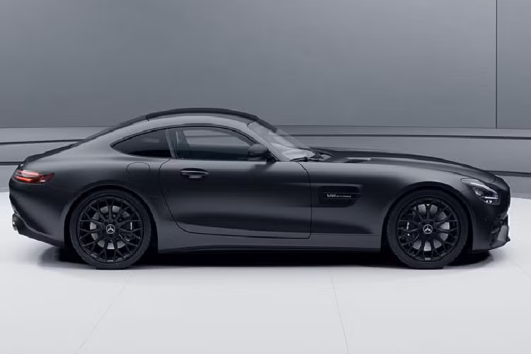 Đối với ngoại thất, những chiếc Stealth Edition đều được hưởng lợi với gói trang trí AMG Exterior Night Package, đèn pha với các chi tiết màu đen, lưới tản nhiệt AMG mạ crôm tối màu, kẹp phanh màu đen và bộ vành 5 chấu chữ Y màu đen mờ 19 inch ở phía trước, 20 inch ở phía sau