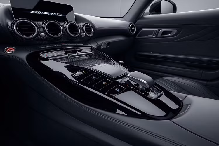 Ngoài sắc đen tiêu chuẩn, khách hàng của AMG GT Stealth Edition cũng có thể chọn một trong ba màu ngoại thất khác là Black Metallic, Selenite Grey Metallic và Designo Graphite Grey Magno. Ở bên trong, Mercedes-AMG GT Stealth Edition 2021 được cung cấp gói nội thất AMG Night Package, ghế AMG Performance bọc da Nappa Style Exclusive màu đen với chỉ khâu kiểu kim cương, cùng vô-lăng AMG làm bằng sợi nhỏ Dinamica tích hợp lẫy chuyển số.