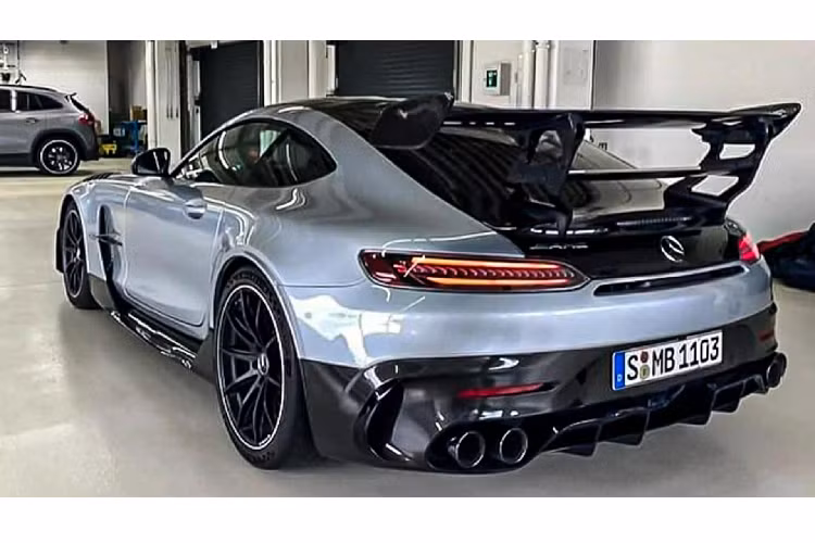 Phiên bản Black Series dự kiến sẽ có khả năng chạy lap ở Nurburgring trong 6 phút và 58 giây, nhanh hơn khoảng 6,6 giây so với GT R Pro và chỉ chậm hơn 13 giây so với Aventador SVJ đang giữ kỷ lục vòng đua này. Tại Việt Nam, giá xe Mercedes-AMG GT R tiêu chuẩn được phân phối chính hãng với mức giá 11,59 tỷ đồng.