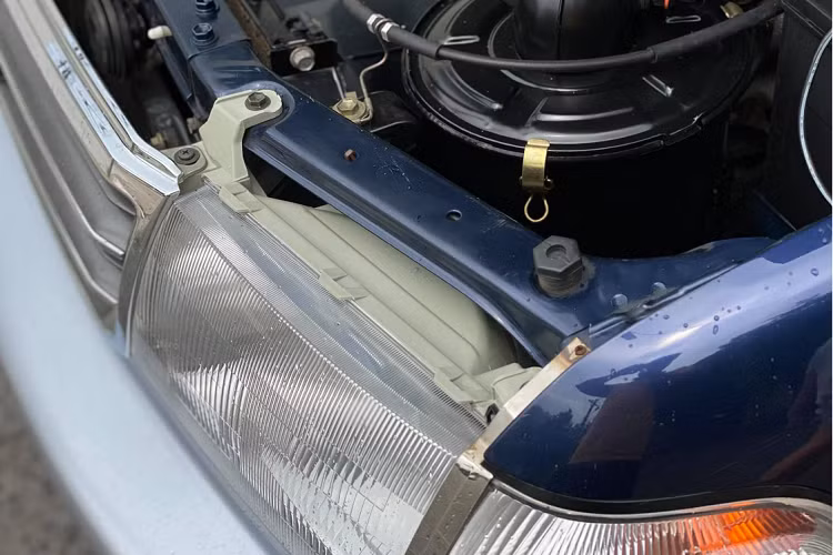 Chính thức trình làng thị trường Việt Nam năm 1999 do Toyota Việt Nam lắp ráp trong nước, Toyota Zace có 2 phiên bản GL và DX trang bị động cơ xăng 1.8 lít phun xăng điện tử EFI đạt công suất cực đại 83 mã lực tại vòng tua 4.800 vòng/phút.