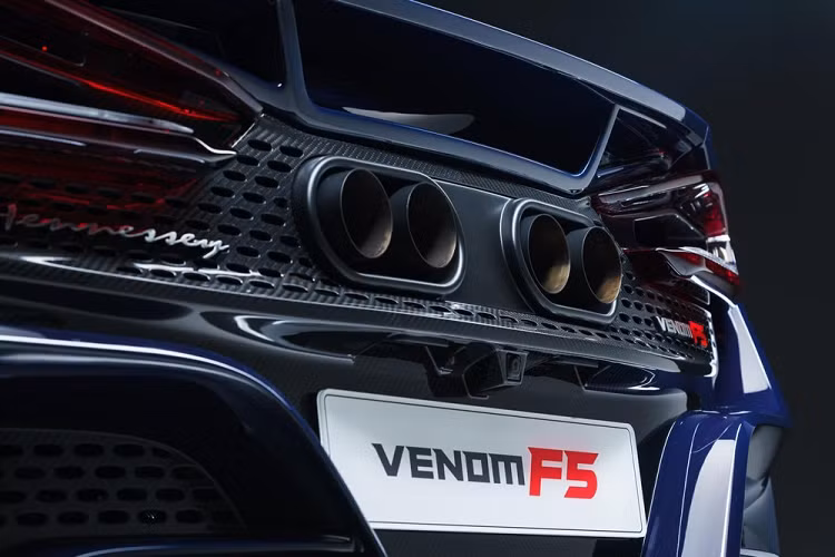 Thêm vào đó là tấm ốp bằng sợi carbon với lỗ hình oval nằm trên đuôi xe giúp tản nhiệt cho động cơ và bao quanh 4 ống xả hình tròn. Hệ thống treo xương đòn kép với giảm chấn Penske cũng như đĩa phanh gốm-carbon Brembo có đường kính 390 mm, đi kèm cùm phanh AP Racing 6 piston trên bánh trước và 4 piston phía sau cũng là những điểm nhấn không thể bỏ qua của siêu xe này.