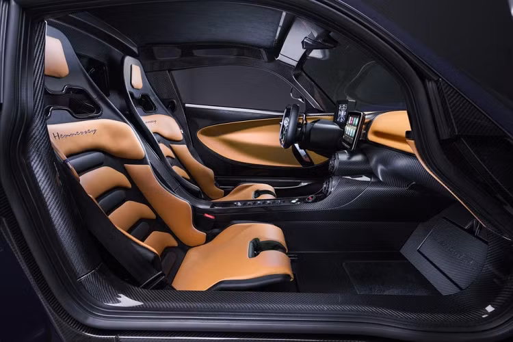 Dự kiến, chỉ có đúng 24 chiếc Hennessey Venom F5 2021 được sản xuất và bán ra toàn cầu. Trong số 24 chiếc được xuất xưởng, sẽ không có xe nào giống nhau. Tại thị trường Mỹ, giá xe Hennessey Venom F5 khởi điểm từ 2,1 triệu USD (khoảng 48,7 tỷ đồng). Hiện đã có 14 chiếc tìm thấy chủ nhân.