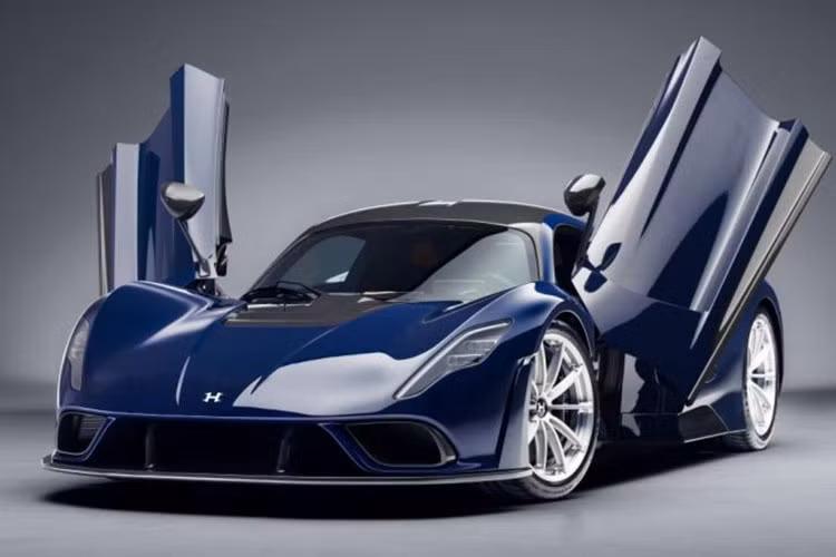 Vào năm 2017, hãng Hennessey đã giới thiệu phiên bản concept của mẫu siêu xe Venom F5. Mãi đến nay, phiên bản thương mại của siêu xe này mới chính thức trình làng tại thị trường Mỹ. Điểm nhấn quan trọng nhất của Hennessey Venom F5 2021 mới chính là động cơ.