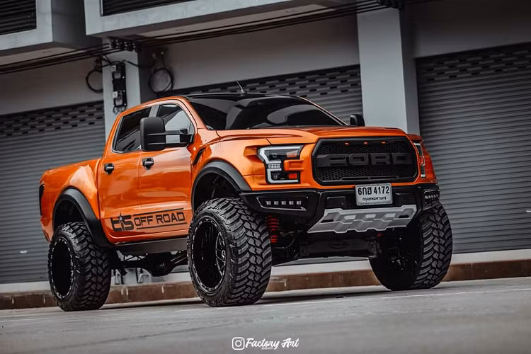 Tương tự Việt Nam, Thái Lan là một trong những thị trường mà siêu bán tải Ford F-150 không được phân phối chinh thức. Do vậy, có không ít nhóm độ đã tùy biến mẫu bán tải đàn em Ford Ranger để chiếc xe khoác lên mình bộ cánh của chiếc F-150. Trong đó, có đội ngũ TTN Hypersport.