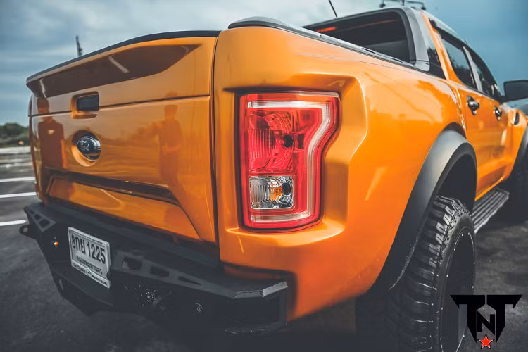 Ở phần đầu, Ford Ranger Raptor được tùy biến lại gần như hoàn toàn. Các chi tiết như mặt ca-lăng, đèn pha hay cản trước đều được độ và thay thế bằng những bộ phận giống của F-150 phiên bản Raptor.