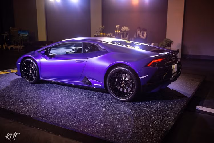 Giá xe Lamborghini Huracan EVO dẫn động cầu sau bắt đầu tại Thái Lan từ con số 19,8 triệu Baht (tương đương là 14,1 tỷ đồng). Mức giá này rẻ hơn khoảng 3,5 tỷ đồng so với giá xe Lamborghini Huracan EVO chính hãng đang bán tại Thái Lan là 24,59 triệu Baht (tương đương 17,6 tỷ đồng).