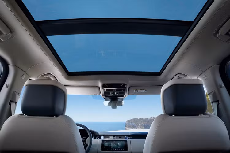 Khi ngồi bên trong Range Rover 2021, khách hàng còn có thể sử dụng không dưới 17 cổng USB và cổng HDMI. Thêm vào đó là 3 tùy chọn hệ thống âm thanh với 13 loa, 19 loa và 29 loa. Nguồn cung cấp sức mạnh cho Range Rover 2021 tại thị trường Bắc Mỹ là 4 tùy chọn động cơ khác nhau. Đầu tiên là động cơ diesel V6, tăng áp, dung tích 3.0 lít, sản sinh công suất tối đa 254 mã lực và mô-men xoắn cực đại 600 Nm tiêu chuẩn, dành cho Range Rover HSE 2021.