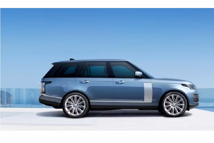 Thứ hai là hệ truyền động mild hybrid với máy xăng 6 xi-lanh thẳng hàng, tăng áp, dung tích 3.0 lít, tạo ra công suất tối đa 355 mã lực và mô-men xoắn cực đại 495 Nm hoặc 395 mã lực/550 Nm. Thứ ba là hệ truyền động plug-in hybrid với máy xăng 2.0 lít, cho công suất tối đa 398 mã lực và mô-men xoắn cực đại 640 Nm. Cuối cùng là giá xe Range Rover 2021 dao động từ 92.000 - 211.000 USD ( khoảng 2,1 đến 5,1 tỷ đồng). Trong đó, đắt nhất là Range Rover SVAutobiography LWB.