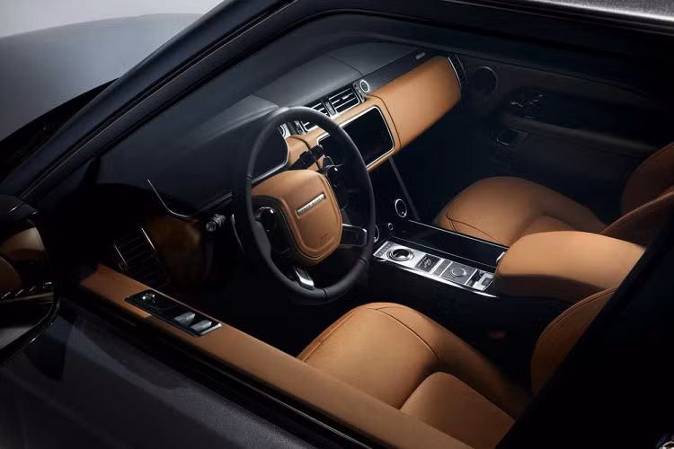 Tiếp đến là bản HSE Westminster Edition được phát triển dựa trên Range Rover HSE cũ và đi kèm những điểm nhấn ngoại thất Atlas màu bạc và bộ vành hợp kim 21 inch với 7 chấu rỗng ở giữa. Ngoài ra, Range Rover HSE Westminster Edition 2021 còn được trang bị nội thất ốp gỗ óc chó Shadow Walnut, ghế trước sưởi ấm, làm mát, chỉnh điện 20 hướng, ngăn lạnh nằm dưới bệ tì tay trung tâm hàng ghế trước, cửa tự hít và hệ thống âm thanh Meridian 825 W với 19 loa.