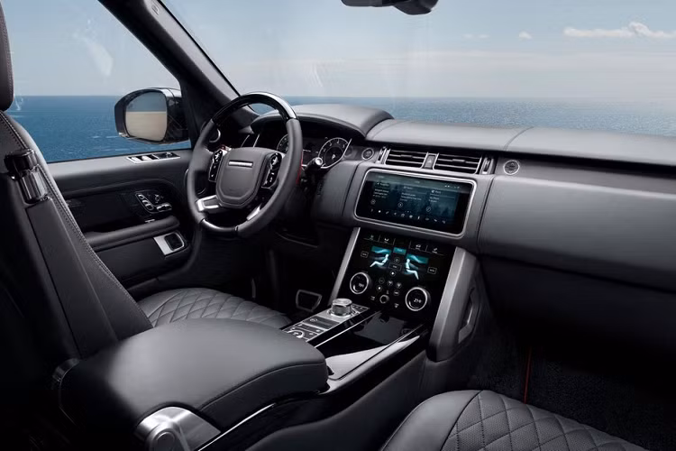Ngoài những nâng cấp kể trên, toàn bộ dòng Range Rover 2021 đều được trang bị ghế bọc da chỉnh điện 16 hướng. Trong khi đó, từ bản Autobiography trở lên, xe sẽ có ghế thương gia ở hàng ghế sau với khung ghế rộng hơn, tính năng mát-xa, khoảng duỗi chân rộng hơn 193 mm và có thể ngả 40 độ. Một tính năng mới thú vị nữa của mẫu SUV hạng sang này là hệ thống lọc bụi mịn PM2.5.