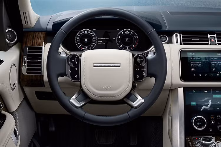 Những công nghệ đáng chú ý của Range Rover 2021 tại thị trường Bắc Mỹ bao gồm hệ thống thông tin giải trí Touch Pro Duo của Land Rover với 2 màn hình cảm ứng 10 inch. Cặp đôi màn hình này giúp người dùng chỉnh mọi tính năng thông tin giải trí và điều hòa. Thêm vào đó là bảng đồng hồ kỹ thuật số toàn phần với màn hình 12 inch và màn hình hiển thị thông tin kính lái 10 inch.