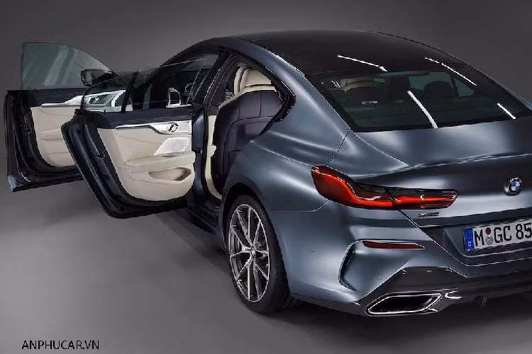 BMW 8-Series thế hệ mới tại Malaysia trang bị gói M Sport bao gồm cản xe mạnh mẽ hơn. Ngoại thất cũng có trang trí Shadow Line bóng bẩy và cao cấp và bộ lazăng hợp kim 20 inch chấu hình chữ Y.