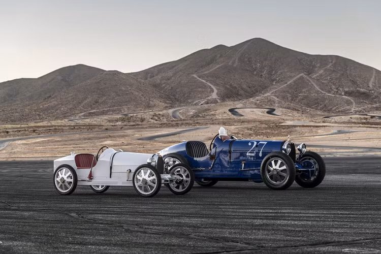 Giá xe Bugatti Baby II bản tiêu chuẩn từ 46.600 USD sở hữu màu sơn ngoại thất xanh French Racing Blue và nội thất bọc da. Hai bản cao hơn là Vitesse và Pur Sang lần lượt có giá từ 53.000 USD và 71.400 USD.