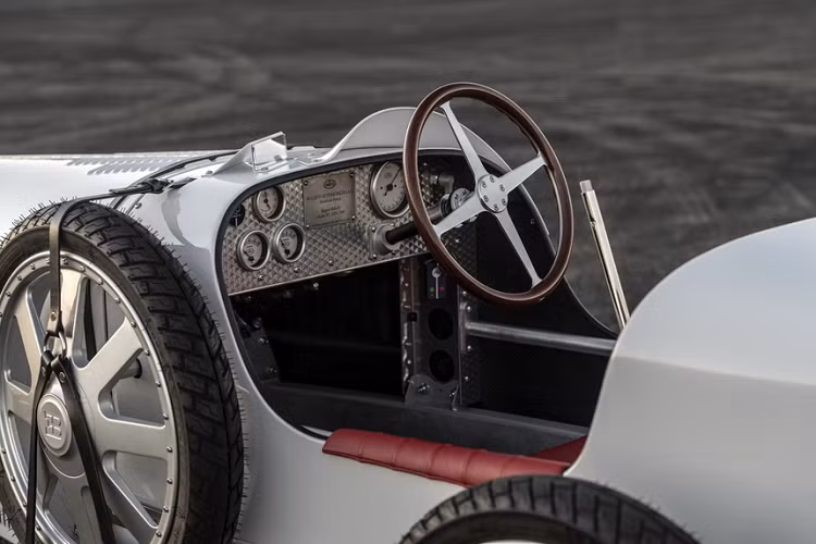 Bản Vitesse và Pur Sang được sơn màu giống với các mẫu siêu xe Bugatti cổ điển. Ngoài ra, còn có tùy chọn màu ngoại thất giống với siêu xe Chiron. Riêng bộ khung của bản Pur Sang làm bằng chất liệu nhôm và được chế tác thủ công.
