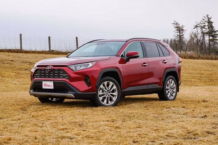 Trong top xe ôtô gầm cao bán chạy nhất thị trường Mỹ, Toyota RAV4 bán chạy nhất. Mẫu xe gầm cao của Toyota đã bán được 183.400 xe trong 6 tháng đầu năm 2020, giảm 9% so với cùng kỳ năm 2019