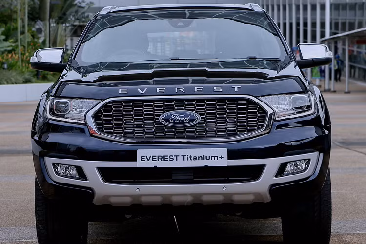 Dễ nhận ra nhất là thay đổi ở lưới tản nhiệt trên Everest 2021. Mẫu SUV này nhận được lưới tản nhiệt dạng lưới, thay vì dạng thanh ngang như đời cũ. Tất cả phiên bản của Everest mới đều được gắn thêm dòng chữ tên xe ở cuối nắp ca-pô. Thực chất, thay đổi trên Everest 2021 đã có từ phiên bản Sport của đời 2020. Sau khi nhận được phản hồi tích cực về thiết kế này, Ford đã áp dụng cho tất cả phiên bản của Ford Everest thế hệ mới.