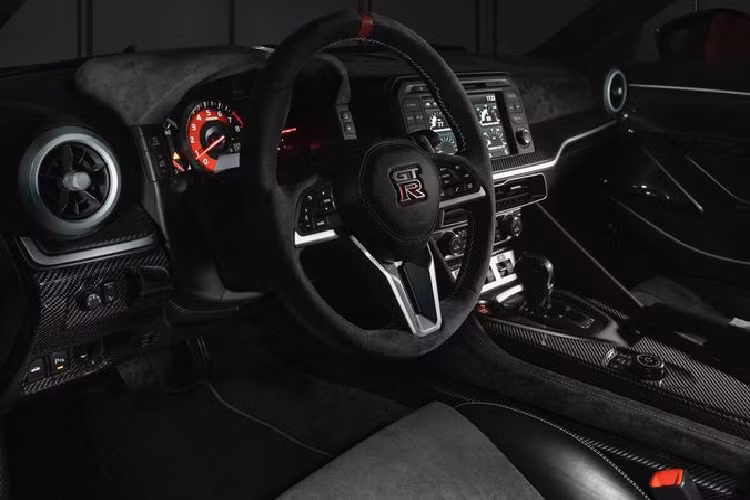 Nissan GT-R50 trông không khác gì một siêu xe mạnh mẽ, với nóc xe thấp hơn 54 mm so với Nissan GT-R Nismo 2018. Cánh gió lớn phía sau giúp tăng cường tính khí động học, trong khi các bánh xe hợp kim 21 inch tùy chỉnh dành riêng cho mẫu xe này. Có một sự thật thú vị là chiếc xe được thiết kế bởi Nissan và thực hiện bởi đội ngũ của Nissan ở châu Âu cũng như Bắc Mỹ.