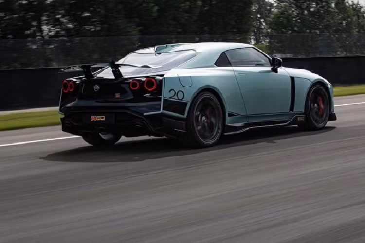 Khác với những chiếc Nissan GT-R50 thế hệ mới thông thường, chiếc GT-R50 đầu tiên này có màu sơn xanh mòng két tương phản với phần đen ở đầu xe và đuôi xe. Cản xe trước / sau và đèn pha, đèn hậu đều được làm mới.