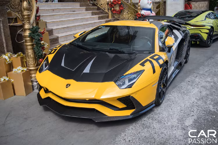 Số lượng siêu xe Lamborghini Aventador tại Việt Nam không hề nhỏ, các phiên bản thuộc dòng xe này cũng khá đa dạng. Điển hình như các mẫu Aventador Roadster, Aventador SV, Aventador SVJ và cả chiếc Aventador S độc nhất tính đến thời điểm hiện tại.