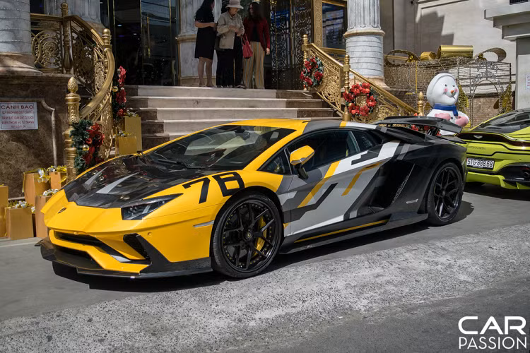 Lamborghini Aventador S độc nhất tại Việt Nam là chiếc xe gắn liền với tên tuổi của doanh nhân Hoàng Kim Khánh khi đã cùng xuất hiện với anh trong nhiều sự kiện khác nhau, đặc biệt chiếc xe cũng là bạn đồng hành của vị doanh nhân này trong hai năm diễn ra hành trình CarPassion 2018 và 2019.