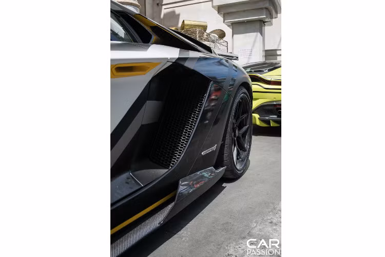 Kết hợp với bộ bodykit hầm hố chính là cánh gió đuôi cỡ lớn Tecno của DMC làm bằng sợi carbon với thiết kế cách điệu. Phần chân cánh gió được thiết kế song song đan chéo lạ mắt, khác biệt với những phiên bản cánh gió khác thường thấy của DMC.