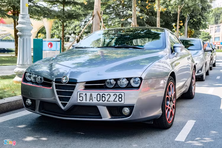 Tại Việt Nam, xe thể thao Alfa Romeo tương đối hiếm gặp. Mỗi dòng xe của thương hiệu Italy xuất hiện tại Việt Nam với số lượng chỉ đếm trên đầu ngón tay. Brera lại càng hiếm hơn với chỉ 2 chiếc đang lăn bánh. 