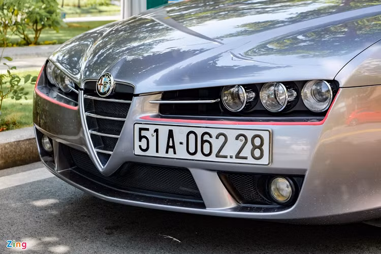 Ở phía trước, đầu xe của Brera mang phong cách đặc trưng của Alfa Romeo với lưới tản nhiệt hình tam giác, logo đặt ở giữa. Cụm đèn chiếu sáng 3 bóng rời mỗi bên được thiết kế vuốt ngược ra sau tạo cảm giác xe "rộng" và thể thao hơn. 