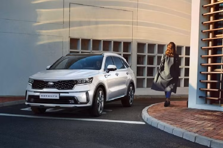 Về thiết kế ngoại thất, Kia Sorento mới là sự "lột xác" toàn diện về khâu thiết kế. Mẫu xe này sở hữu những đường nét cơ bắp, nam tính và mang đậm sự tươi mới. Ở phần đầu xe, nổi bật hơn cả là bộ lưới tản nhiệt hình mũi hổ đặc trưng của Kia với các nan hình chữ V mạ chrome sáng. Tiếp đó là cụm đèn chính không kém phần long lanh, kết hợp cùng dải đèn LED định vị ban ngày bo viễn xung quanh tạo nên cái nhìn bảnh bao và đầy ấn tượng.