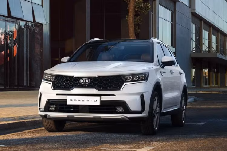 Tất nhiên, đây là tin vui đối với người tiêu dùng và chiếc SUV 7 chỗ của Kia cũng rất được mong chờ. Với thế hệ thứ 4, Kia Sorento 2021 mới chắc chắn sẽ "làm nên chuyện" trong phân khúc của mình và khiến đối thủ đồng hương - Hyundai SantaFe - tại Việt Nam phải "dè chừng".