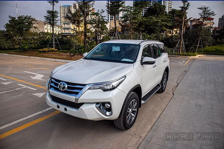 Ở thế hệ hiện hành, Toyota Fortuner ra mắt thị trường trong nước từ cuối năm 2016 và đã liên tục thay đổi xuất xứ từ lắp ráp - nhập khẩu - lắp ráp bán song song nhập khẩu đến thời điểm này của năm 2020. Mặc dù vậy, nguồn gốc xuất xứ vẫn không ảnh hưởng đến sự yêu thích của người dùng Việt dành cho Fortuner, vậy mẫu xe này có điểm gì hấp dẫn?