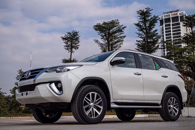 Ngoài ra, xe có hệ thống điều hoà tự động 2 giàn lạnh, nút bấm khởi động, khoá cửa trung tâm điện, chìa khoá thông minh, kính cửa 1 chạm... Thời điểm hiện tại, giá xe Toyota Fortuner 2020 dao động từ 1,033 đến 1,354 tỷ đồng cho 6 phiên bản đang phân phối ở Việt Nam.