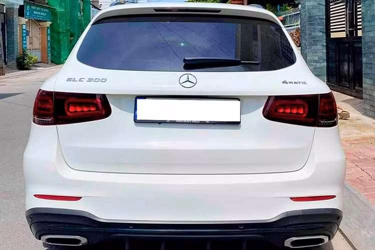Mercedes-Benz GLC 300 2020 mới nhập Đức có nhiều trang bị độc đáo và khác biệt hơn so với phiên bản lắp ráp trong nước sắp như ngoại thất đã có sẵn gói trang trí “AMG Line” và gói “Night Package” đi kèm với mâm xe AMG 20 inch. “Dàn chân” dùng mâm 20 inch của GLC 300 4Matic facelift nhập khẩu là chi tiết giúp dễ dàng phân biệt so với phiên bản lắp ráp dùng mâm 5 chấu (19 inch). 
